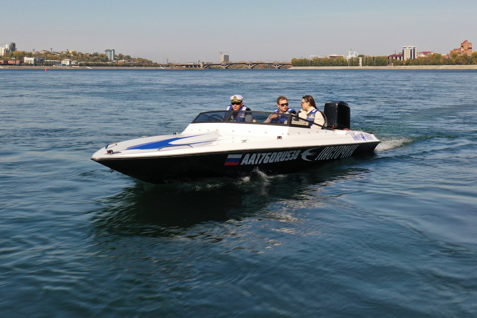 Аренда скоростного катера «Ласточка» в Иркутске на Иркутском водохранилище